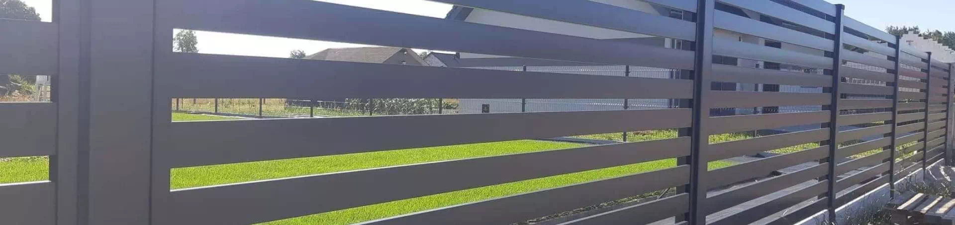 szare ogrodzenie panelowe i trawnik