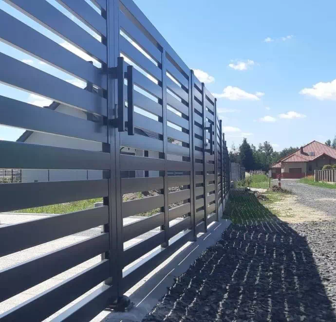 szare ogrodzenie panelowe